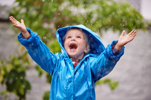 groei kind in de regen